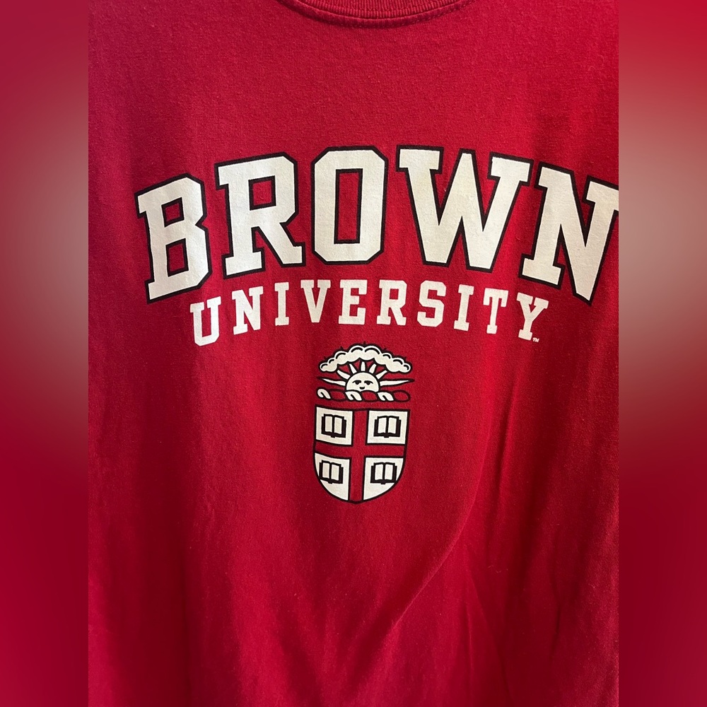 Brown University  maroon  100% cotton 
Size Large Mens T-Shirt
Worn once. - Picture 3 of 10